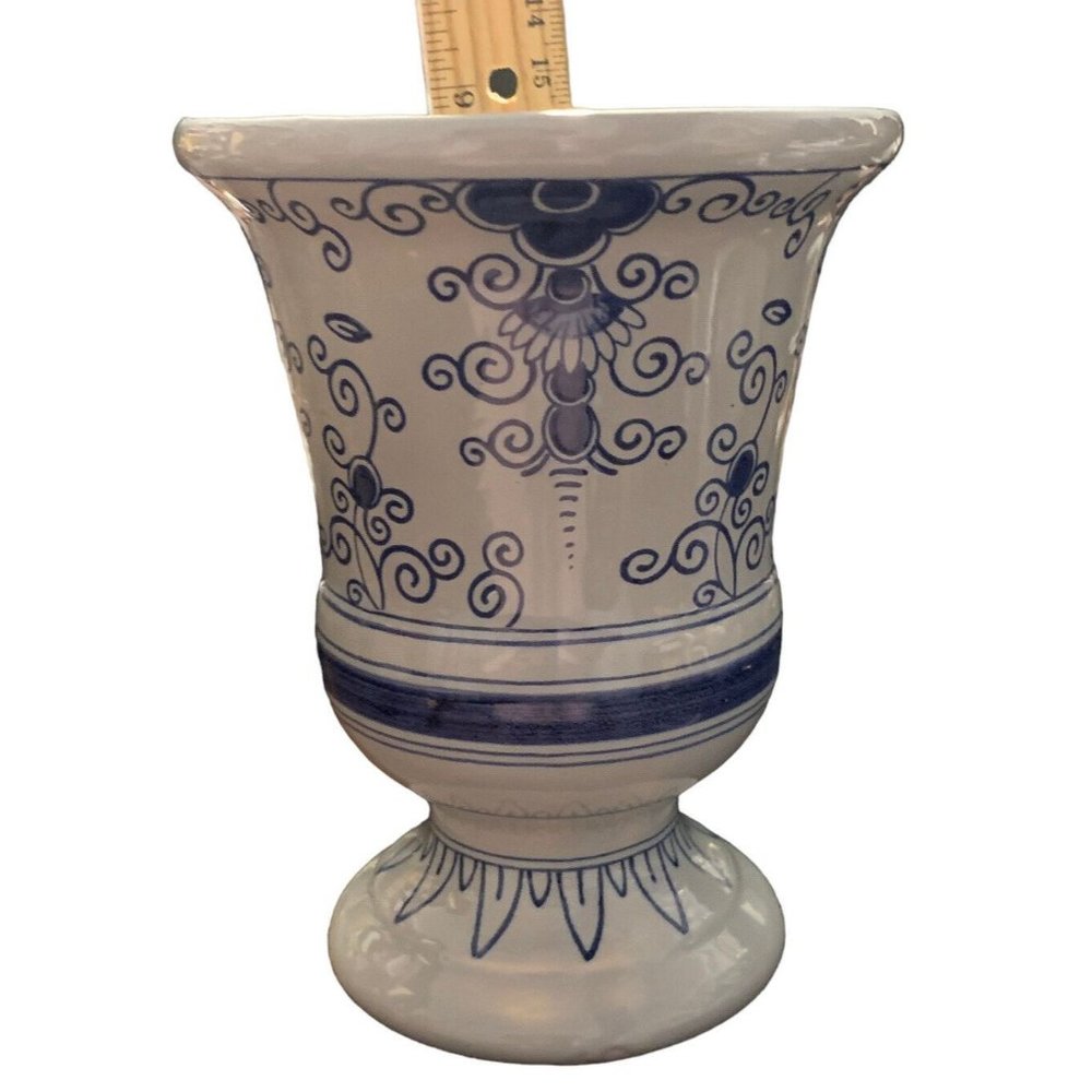 OUD Williamsburg Restoration DELFT 6” Vase Footed Blue and White Made in Holland - Picture 4 of 4
